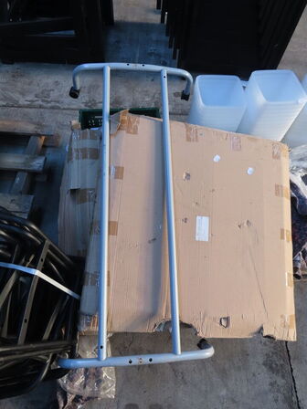 Palle med indhold af diverse kasser, skilte mv.