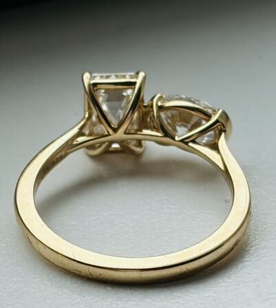 Ring af 14 kt. guld med smaragdslebet laboratoriskabt diamant