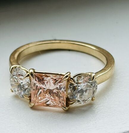 Ring af 14 kt. guld med princess cut laboratoriedyrket Fancy Vivid Pink