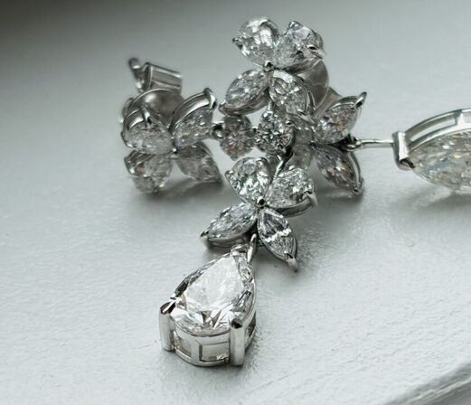 Et par øreringe af 14 kt. guld hver med fire dråbe facetslebne diamanter