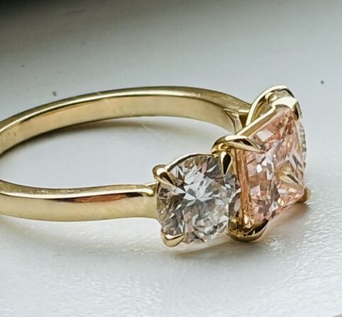 Ring af 14 kt. guld med princess cut laboratoriedyrket Fancy Vivid Pink