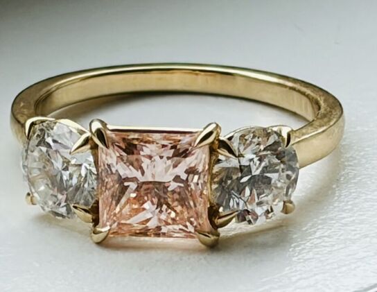 Ring af 14 kt. guld med princess cut laboratoriedyrket Fancy Vivid Pink
