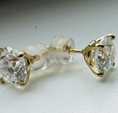 Et par laboratorieskabte diamant solitaire ørestikker af 14 kt. guld
