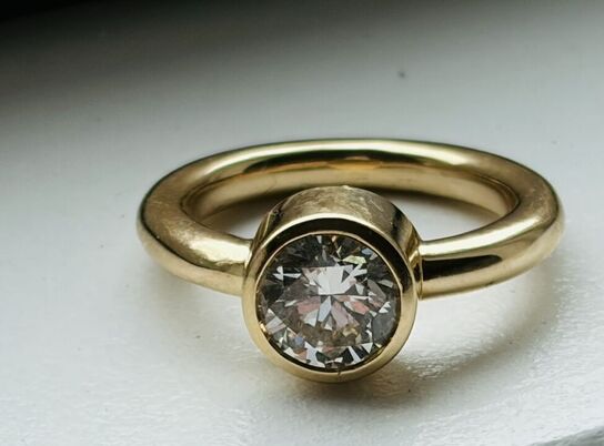 Solitairering af 14 kt. guld med smaragdslebet laboratorieskabt diamant