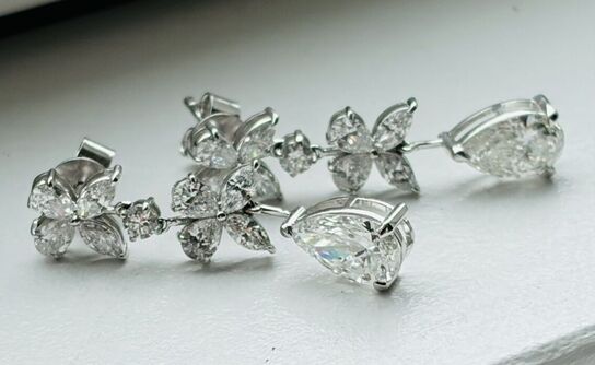 Et par øreringe af 14 kt. guld hver med fire dråbe facetslebne diamanter