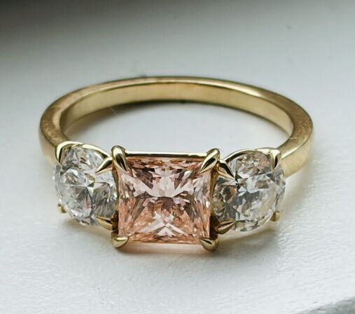 Ring af 14 kt. guld med princess cut laboratoriedyrket Fancy Vivid Pink