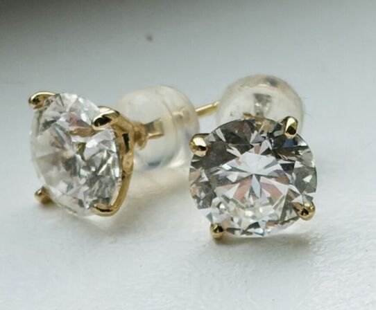 Et par laboratorieskabte diamant solitaire ørestikker af 14 kt. guld