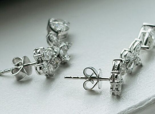 Et par øreringe af 14 kt. guld hver med fire dråbe facetslebne diamanter