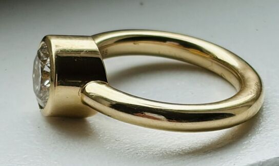 Solitairering af 14 kt. guld med smaragdslebet laboratorieskabt diamant