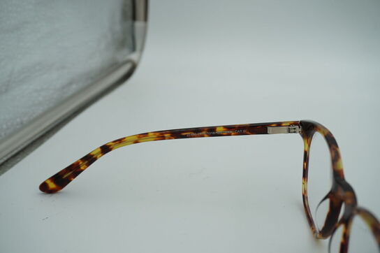 3 brillestel heraf 1 EINSTOFFEN