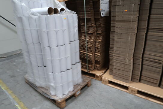 3 stk. paller med papkasser og paprør