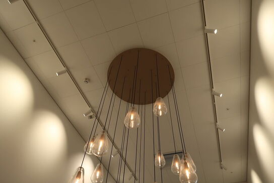 Lysekrone NUURA ANOLI med 19 stk. pendler (læs beskrivelse)