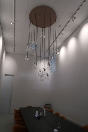 Lysekrone NUURA ANOLI med 19 stk. pendler (læs beskrivelse)