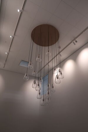 Lysekrone NUURA ANOLI med 19 stk. pendler (læs beskrivelse)