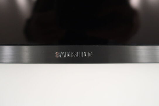 Fjernsyn SAMSUNG UE65JU7005 med fjernbetjening