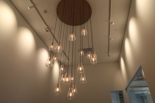 Lysekrone NUURA ANOLI med 19 stk. pendler (læs beskrivelse)