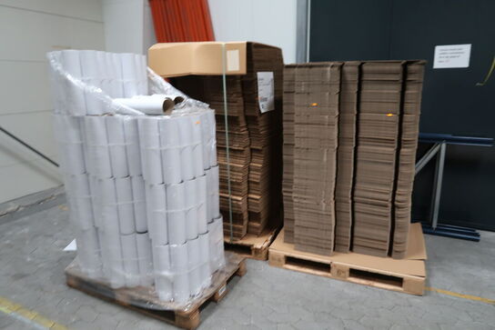 3 stk. paller med papkasser og paprør