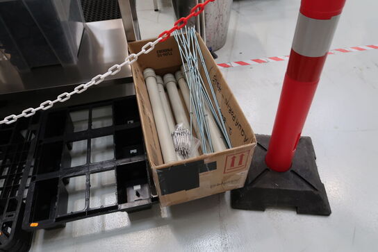 Div. Papkasser, plastikkasser med indhold m.m.