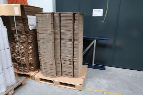 3 stk. paller med papkasser og paprør