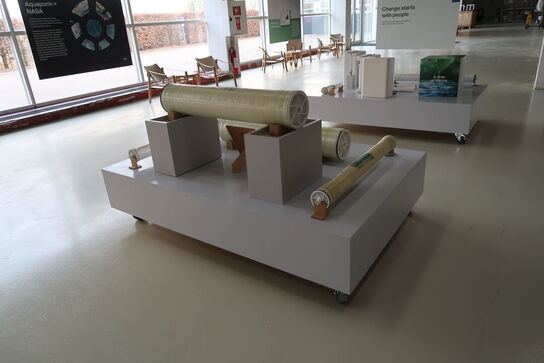 3 stk. udstillingspodier med indhold