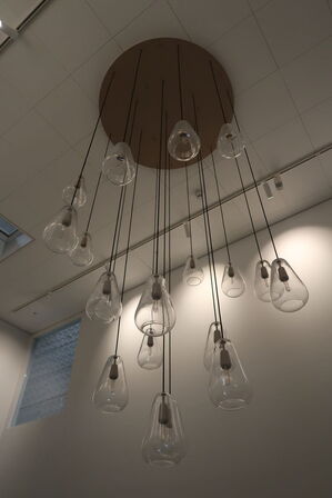 Lysekrone NUURA ANOLI med 19 stk. pendler (læs beskrivelse)