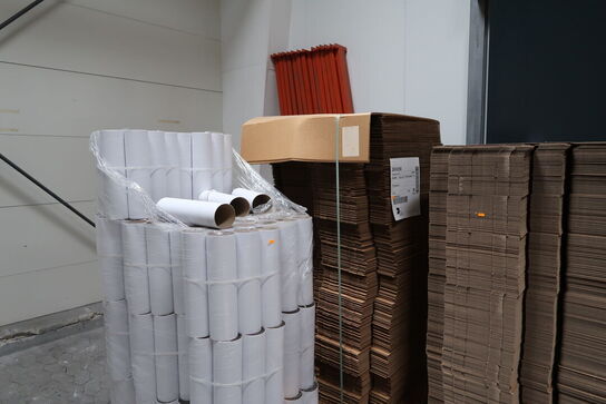 3 stk. paller med papkasser og paprør