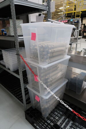 Div. Papkasser, plastikkasser med indhold m.m.