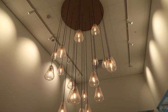 Lysekrone NUURA ANOLI med 19 stk. pendler (læs beskrivelse)