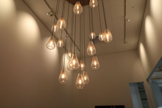 Lysekrone NUURA ANOLI med 19 stk. pendler (læs beskrivelse)