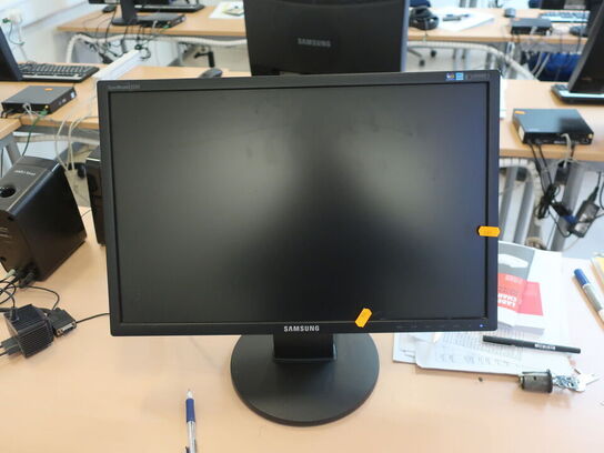 Div. IT udstyr, 22" SAMSUNG skærm, splitter m.v.