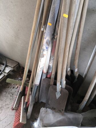 Div. Haveredskaber koste, skovle mv.  