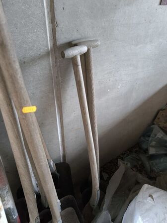 Div. Haveredskaber koste, skovle mv.  