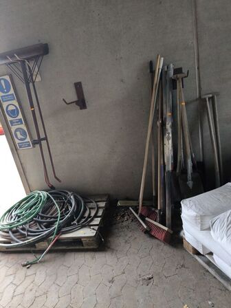 Div. Haveredskaber koste, skovle mv.  