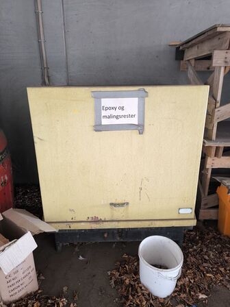 Maling- og Epoxybeholder m. indhold. 
