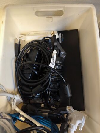 Kasse med blandet IT udstyr (se billeder)