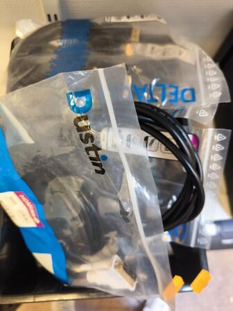 Kasse med blandet IT udstyr (se billeder)