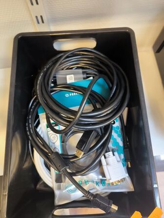 Kasse med blandet IT udstyr (se billeder)