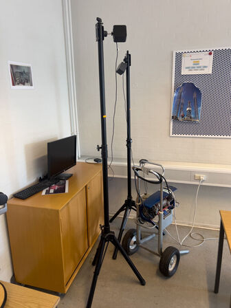 2 stk. HTC Vive SteamVR Base Station 2PR8100 på stativer