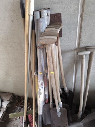 Div. Haveredskaber koste, skovle mv.  