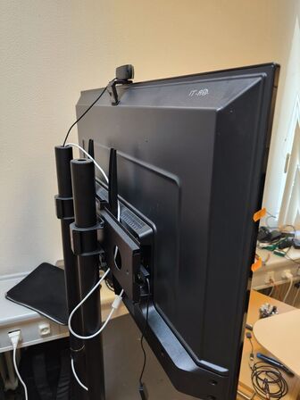 Fladskærms TV 43" PHILIPS 43PFS5505/12 på stativ
