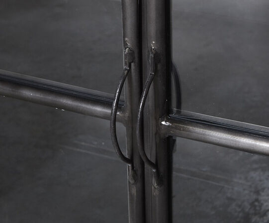 Nyt DOOM Industriel skaænk i jern og glas