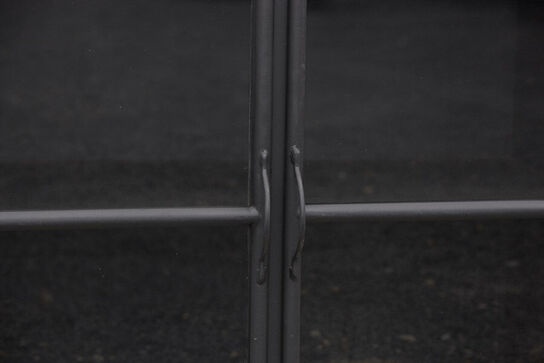 Nyt DOOM Industriel skaænk i jern og glas