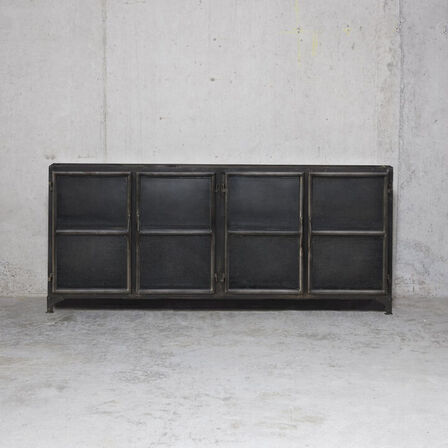 Nyt DOOM Industriel skaænk i jern og glas