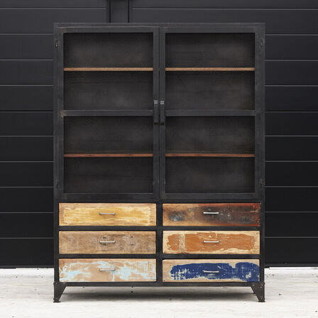 Nyt Farmer skab i jern og træ