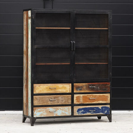 Nyt Farmer skab i jern og træ