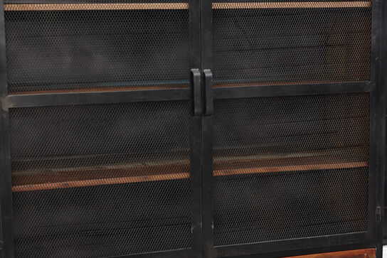 Nyt Farmer skab i jern og træ