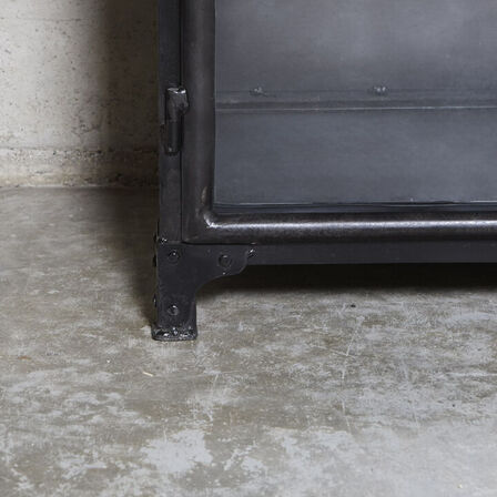 Nyt DOOM Industriel skaænk i jern og glas