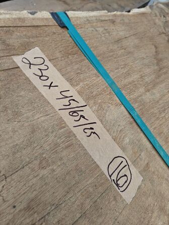 1 stk. Egetræsplanke str. 230 x 65 / 45 x 5