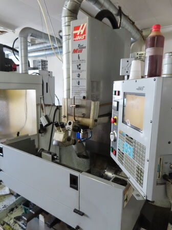 4 akset bearbejdningscenter, fabr. HAAS, type TM 2 HE årg. 2005