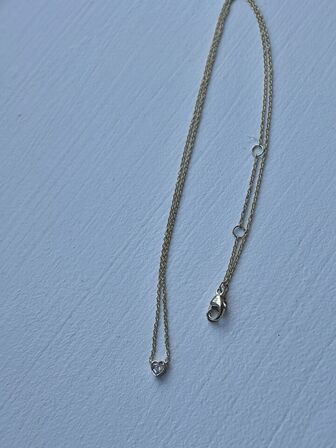 Halskæde af 14 kt. guld med brillantslebene laboratorieskabte diamant på samlet ca. 0.10 ct